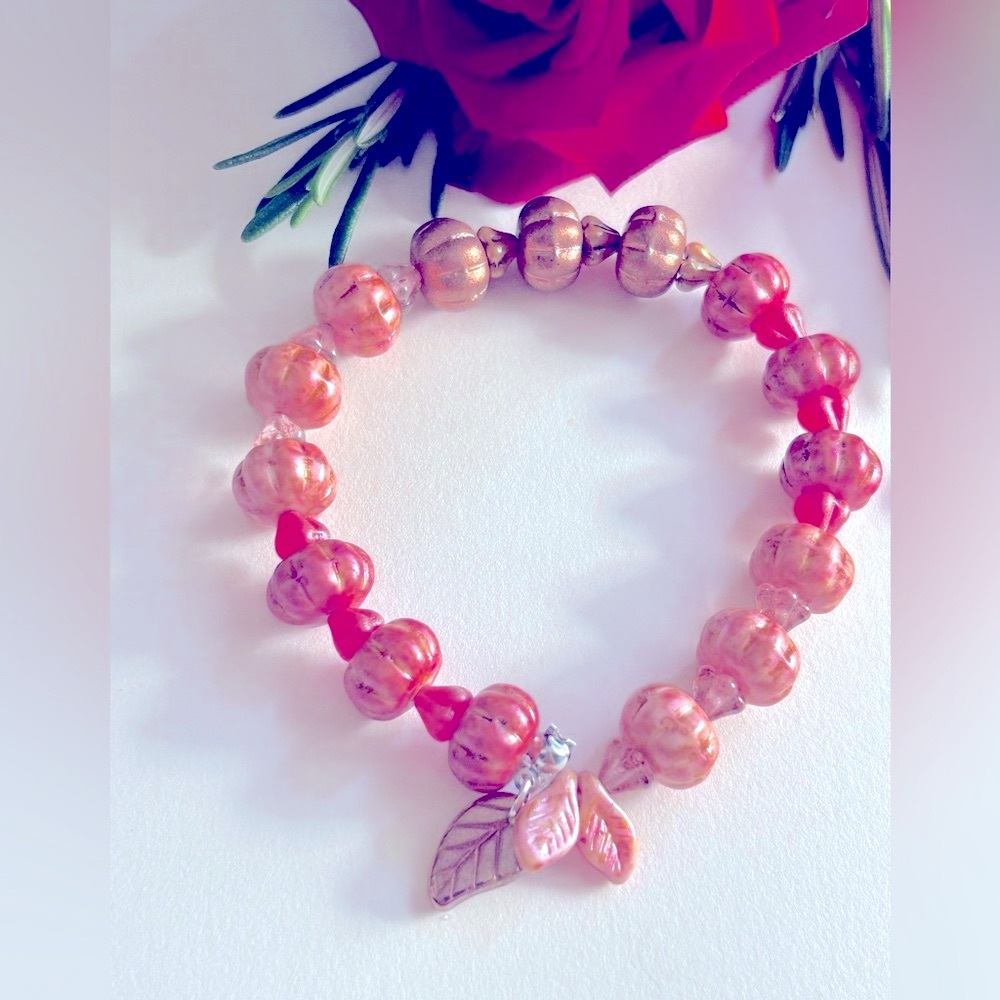 NWOT bracelet Pumpkins & Autumn Leaves rose Czech Glass, charms, stretch Osfm